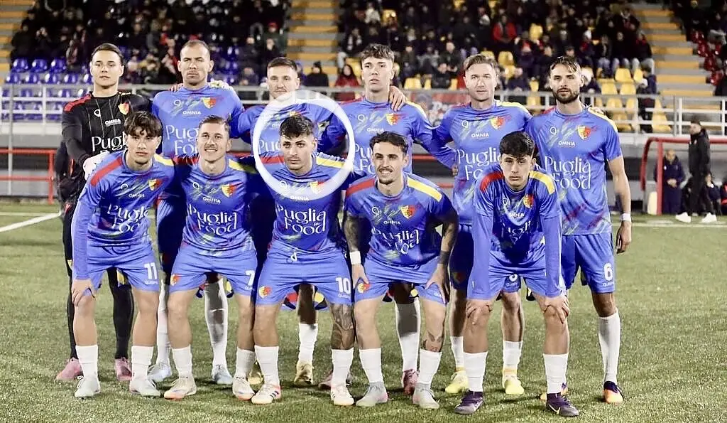 Nelson Magalhaes nel cerchietto bianco