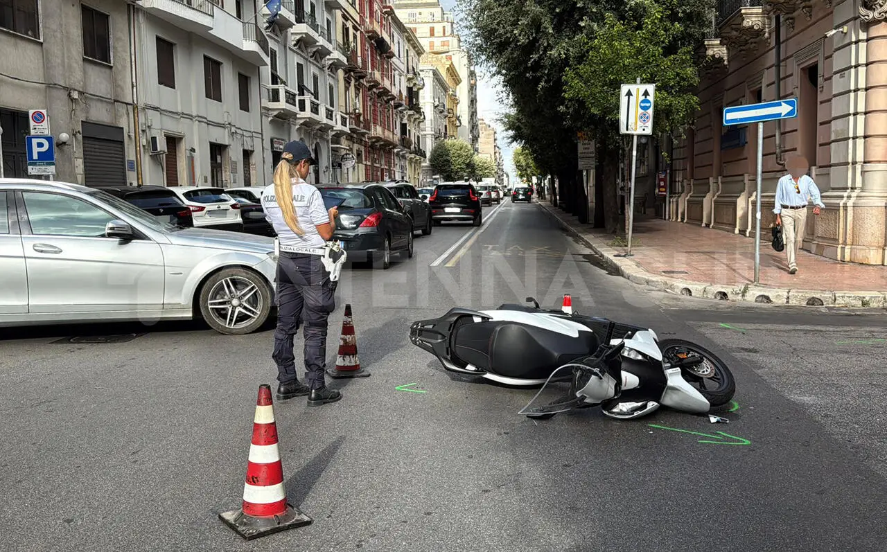 Taranto, motociclista in ospedale dopo incidente con un’auto (foto Francesco Manfuso)