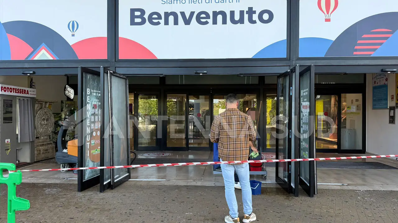 Taranto, furto nella notte al centro commerciale Mongolfiera (foto Manfuso)