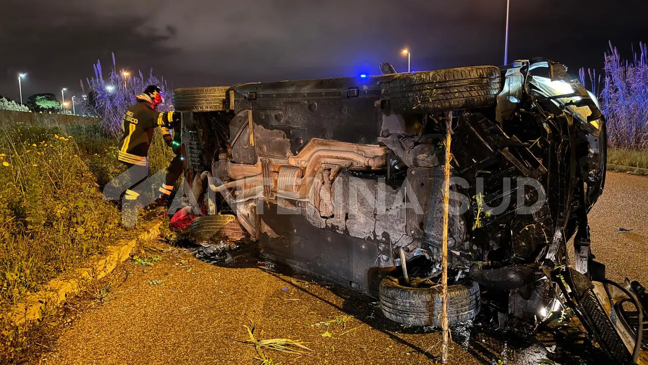 Taranto, paura in viale Jonio: auto si ribalta (foto Francesco Manfuso)