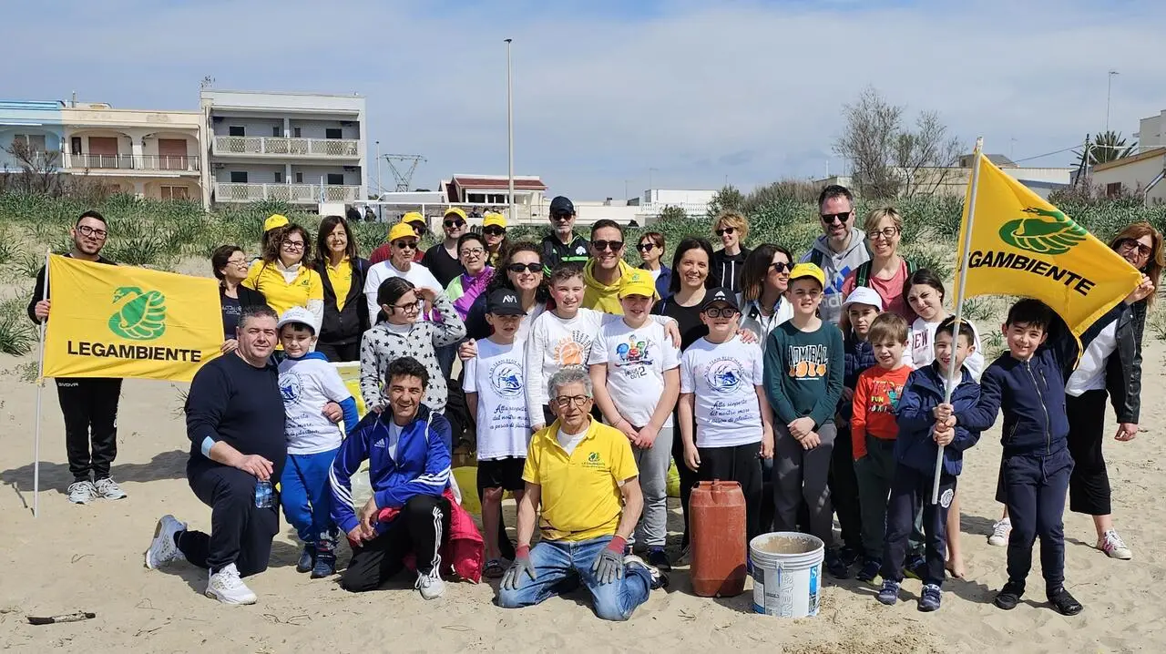 Ripulita la spiaggia di Chiatona