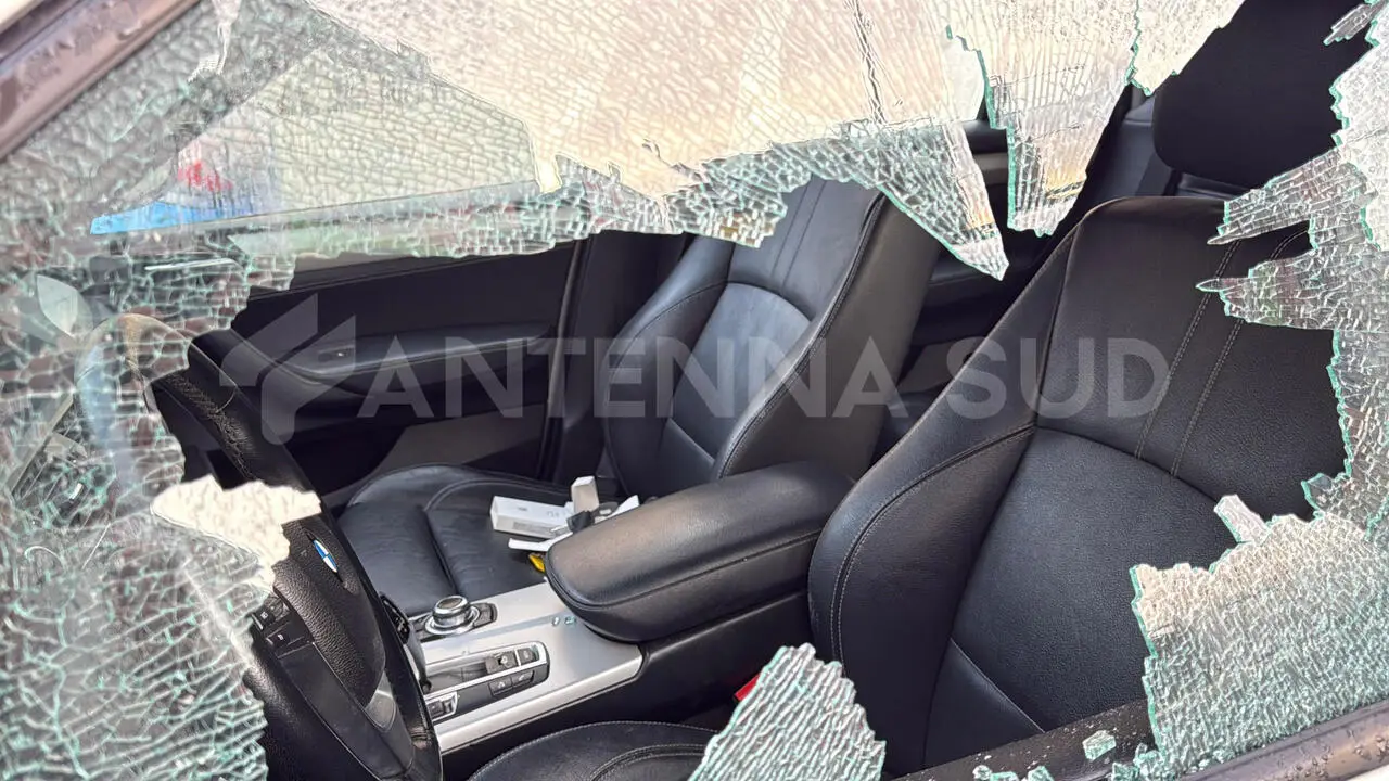 Taranto, auto vandalizzate nella notte: vetri infranti e furti negli abitacoli