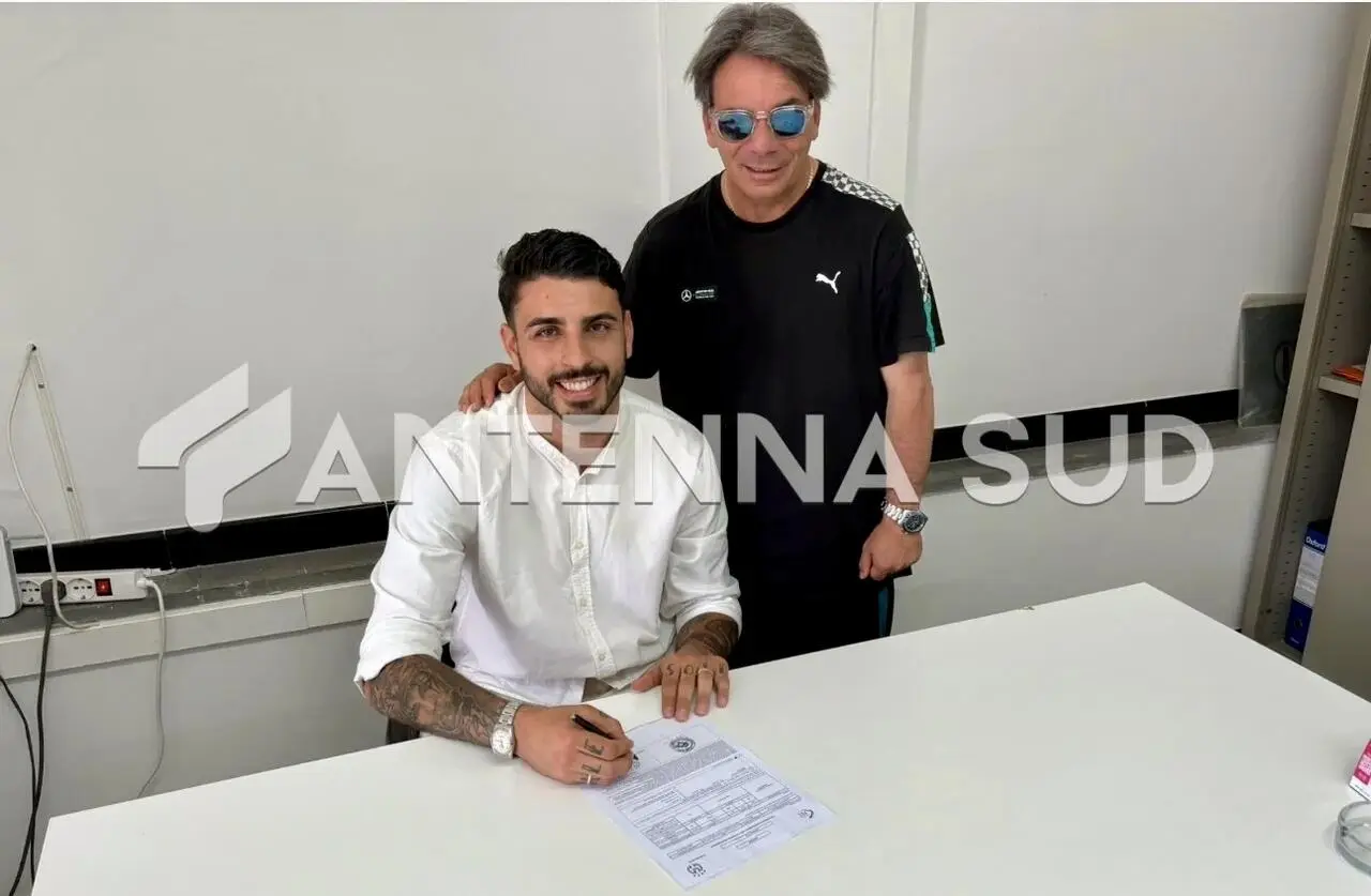 Tommaso Nobile mentre firma il contratto con Eziolino Capuano