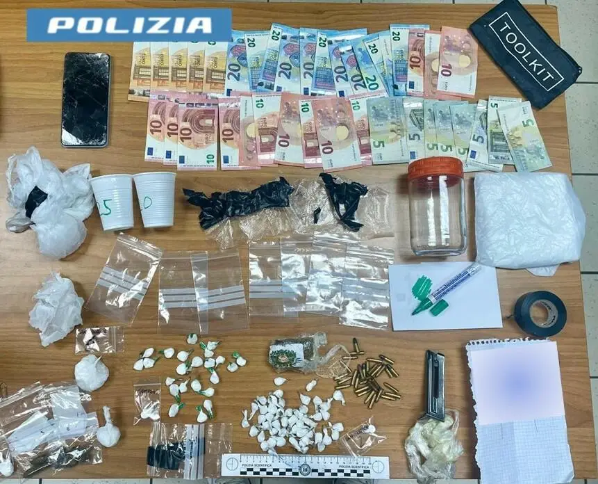 Taranto, spaccia protetto da una grata: 25enne arrestato dalla Polizia