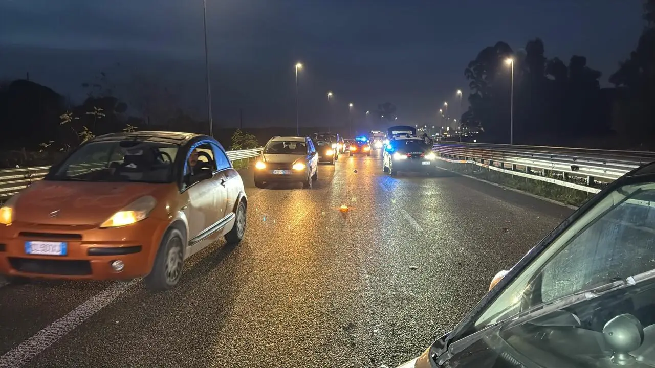 Taranto, auto fuori strada sul Punta Penna: traffico in tilt