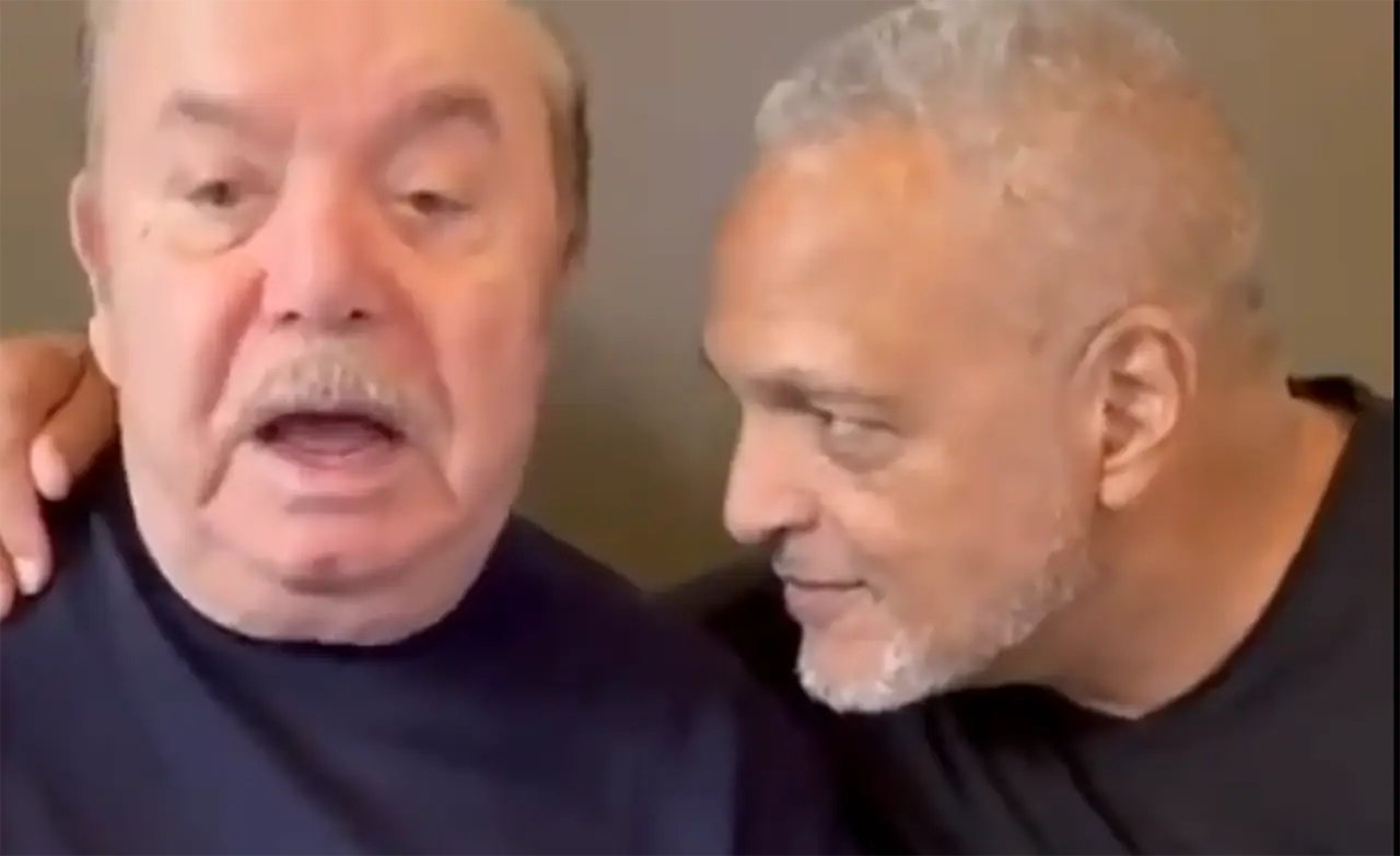 Oronzo Canà canta la ninna nanna a Aristoteles