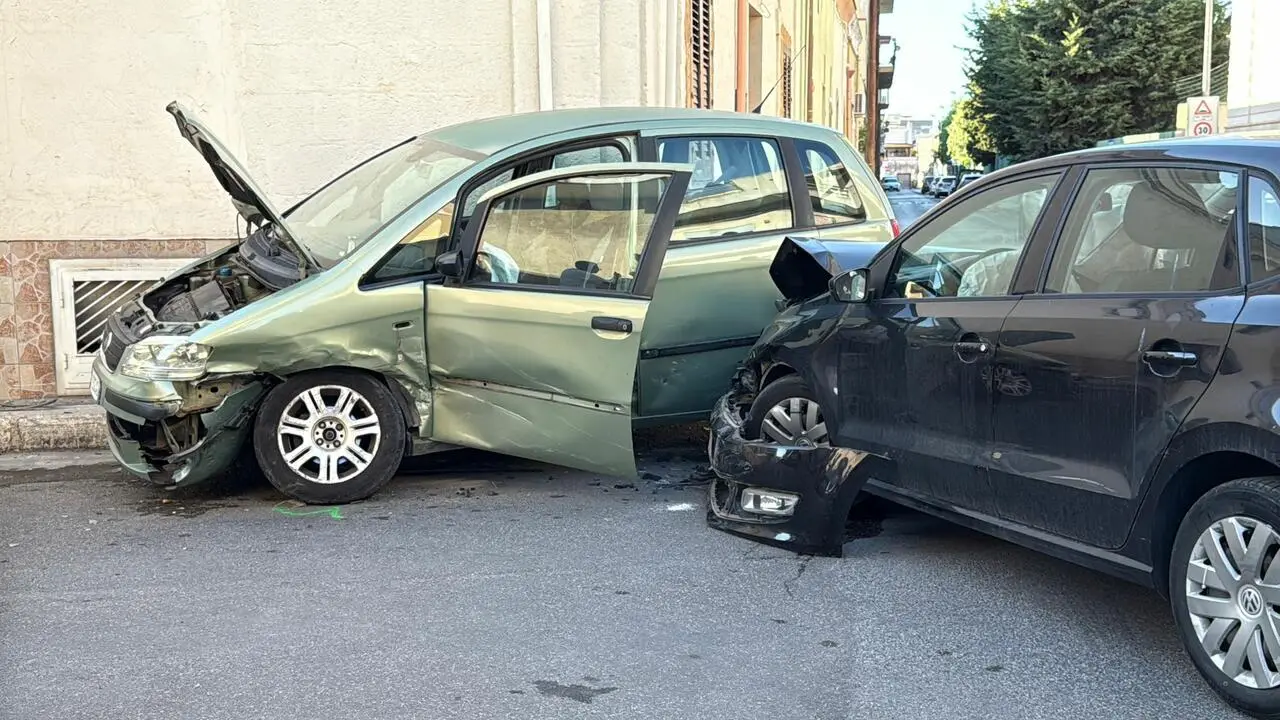 Taranto, scontro tra due auto a Talsano (foto Francesco Manfuso)