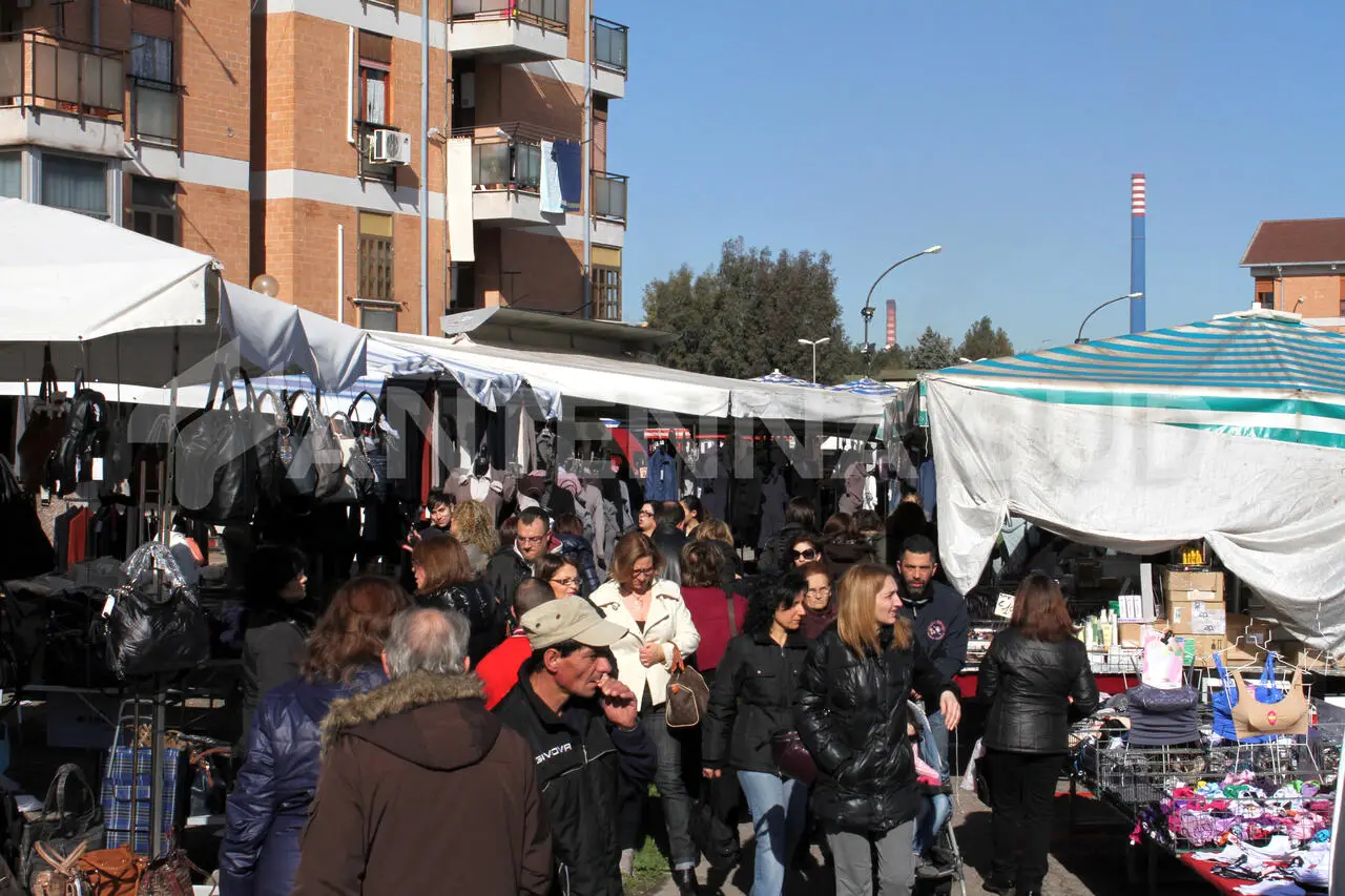 Mercato rionale Tamburi (foto Massimo Todaro/AntennaSud)