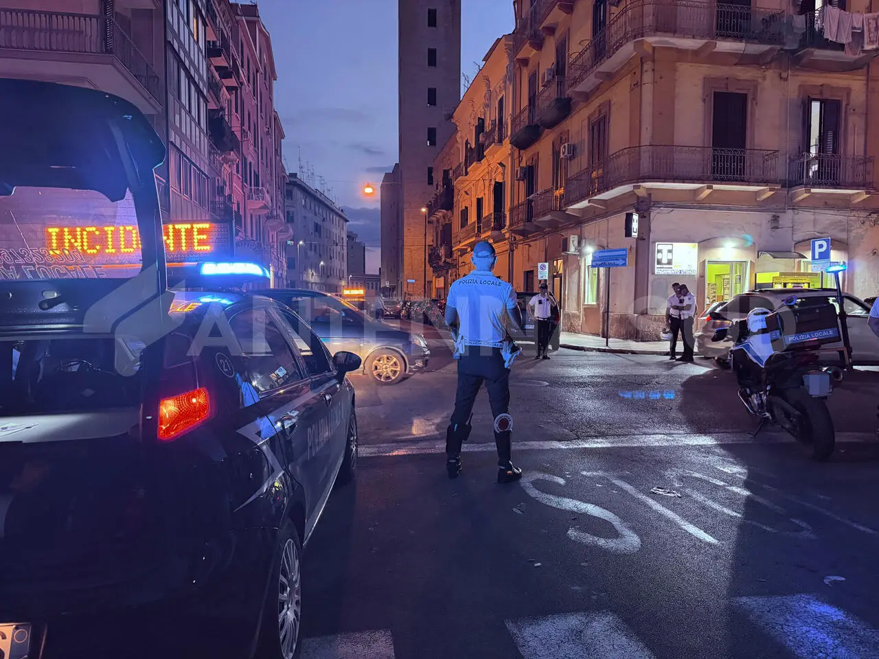 Taranto, moto investe un uomo di 74 anni in pieno centro (foto Francesco Manfuso)