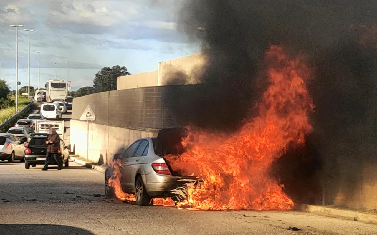 Auto in fiamme a Taranto: traffico su viale Jonio