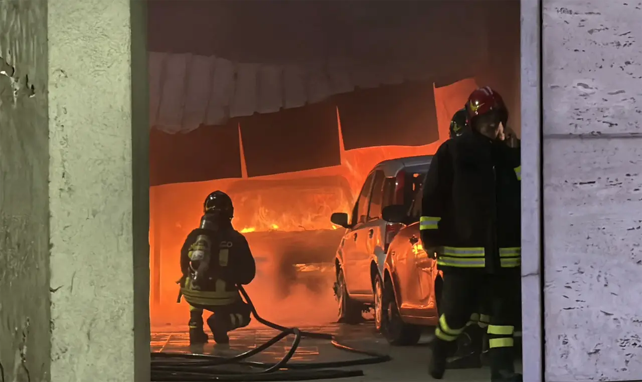 Incendio a Taranto: garage in fiamme, otto auto distrutte