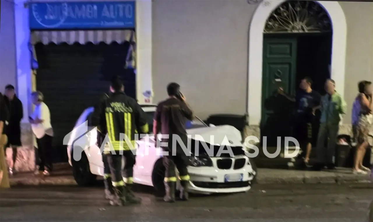 Schianto in pieno centro a Martina Franca