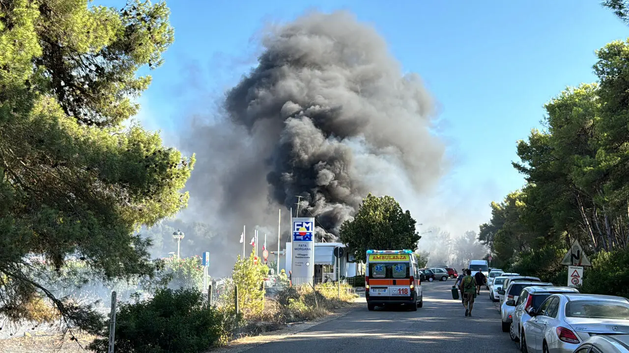 Incendio Lido Silvana (foto Massimo Todaro)