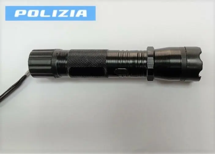Aggredisce con taser un ragazzo: denunciato dalla Polizia di Stato