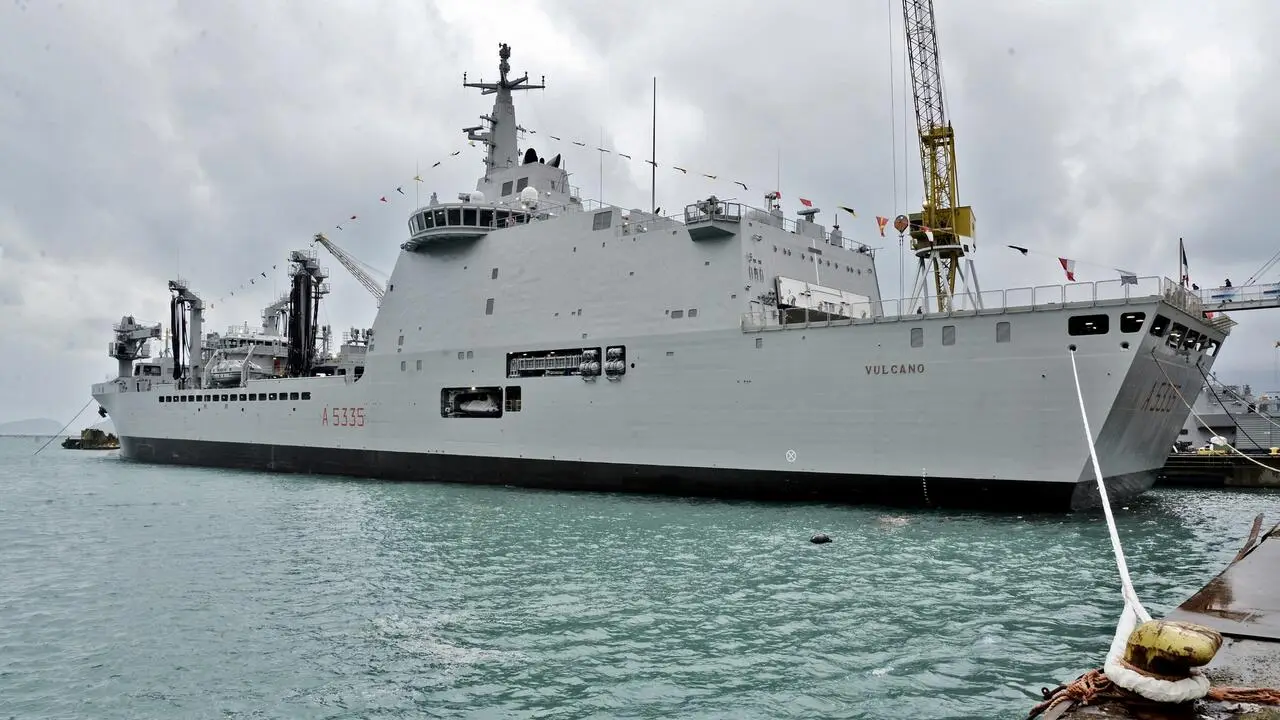 Nave Vulcano (foto Marina Militare)