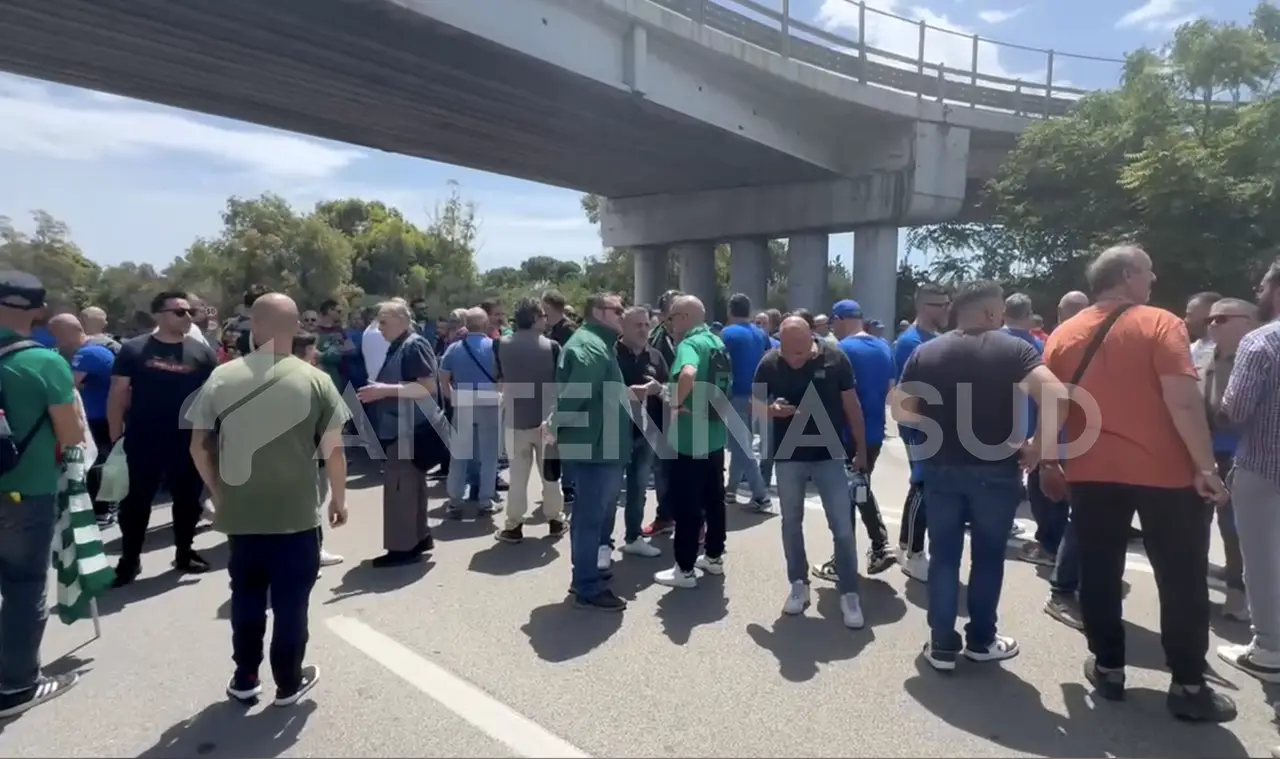 Operai Ex Ilva bloccano la statale