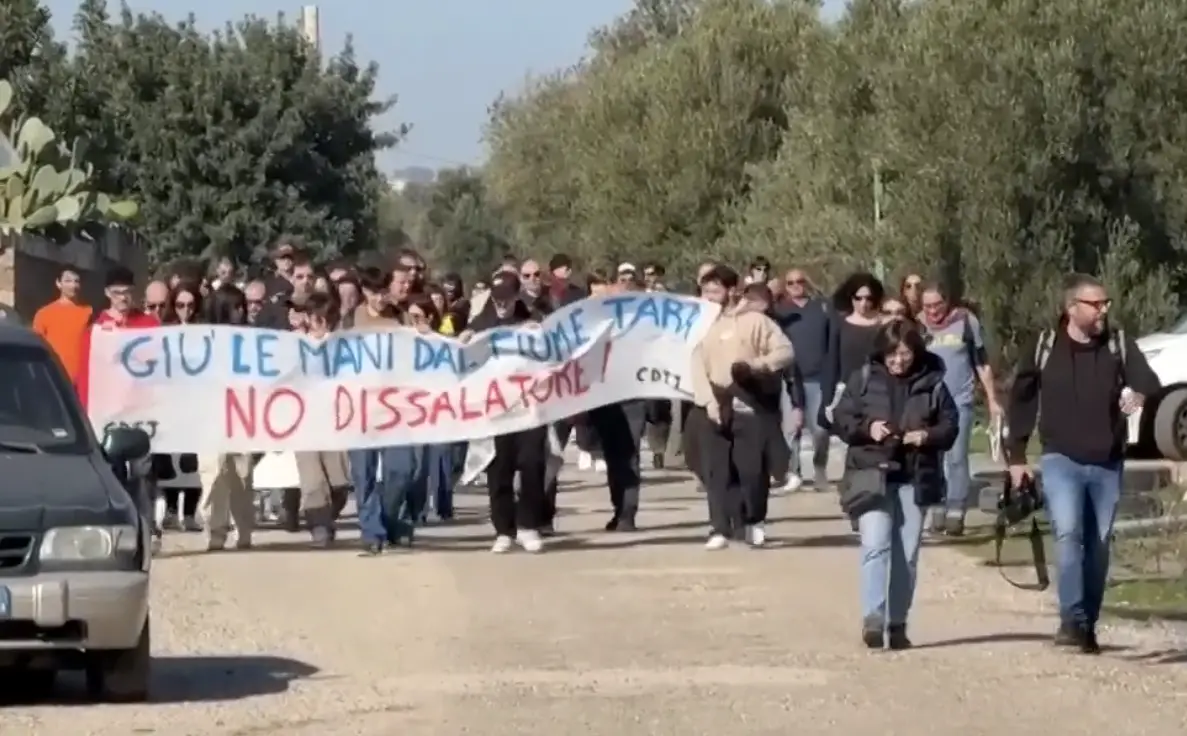 Taranto, cittadini in protesta: “No al dissalatore, giù le mani dal fiume Tara”