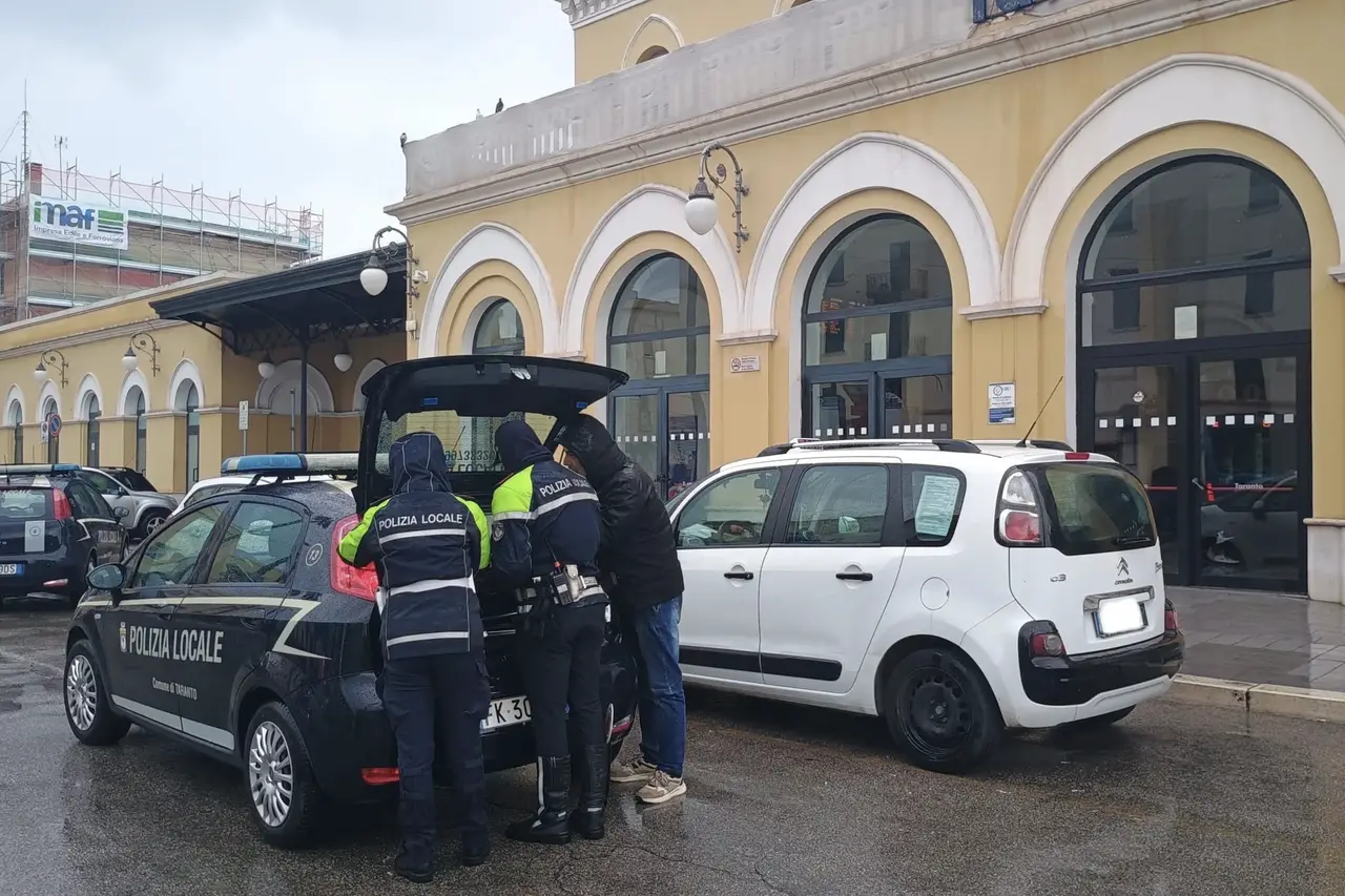 Taranto, fermato taxi irregolare (foto Francesco Manfuso)