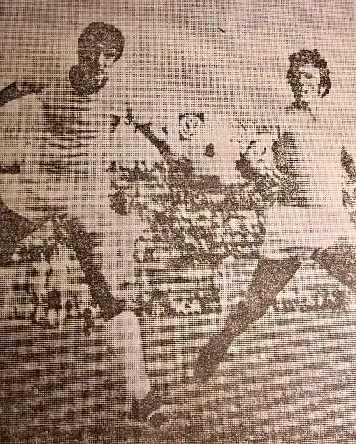 Stefano Dradi contrasta Beppe Savoldi nella gara del 6 giugno 1978.