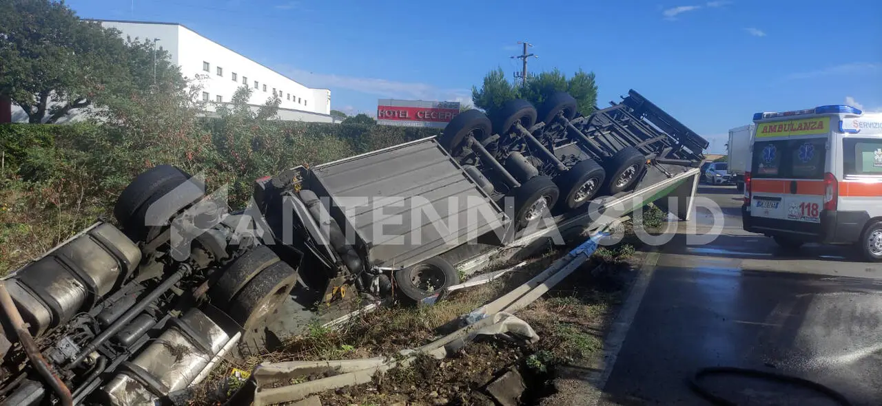 Auto contro tir a San Basilio