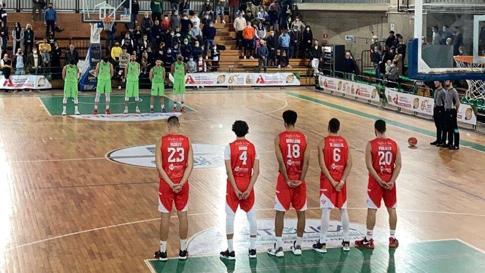 In foto il minuto di raccoglimento per Valerio Lippolis