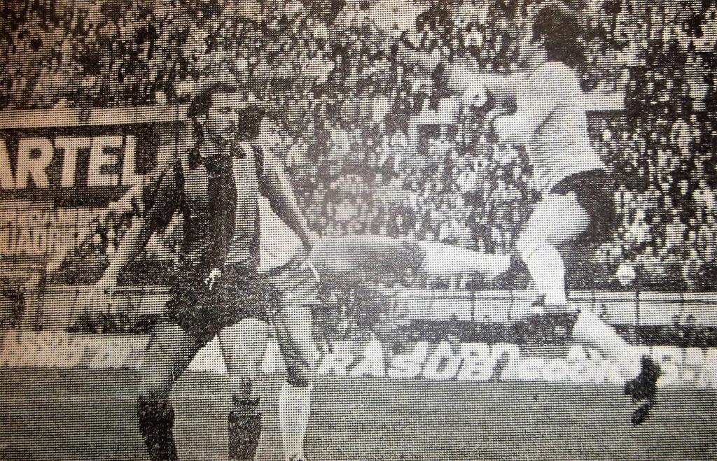 Bari-Taranto 2-0 del 02/12/1979: il portiere rossoblu Petrovic in uscita sul barese Libera (autore della doppietta) e il compianto Ciccio Scoppa