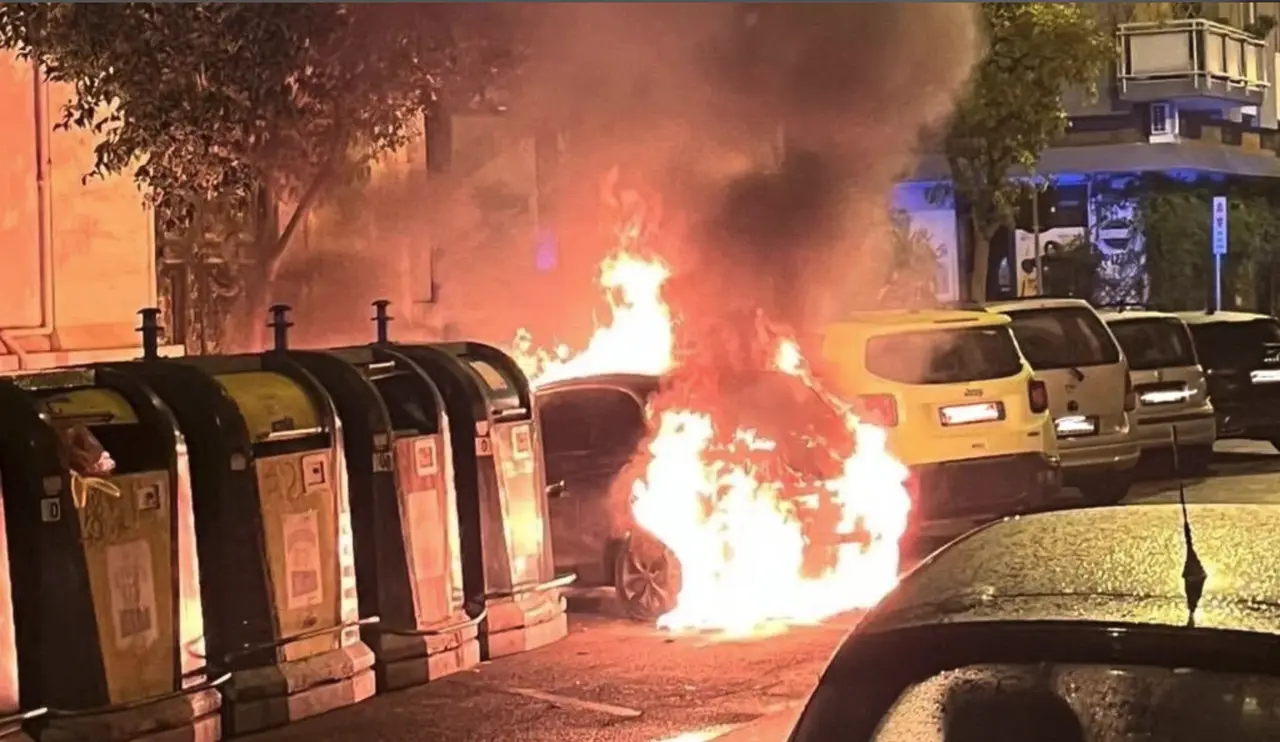 Auto distrutta dalle fiamme nella notte a Taranto (foto Manfuso)