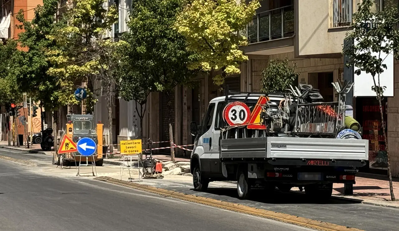 Lavori stradali (foto Massimo Todaro/AntennaSud)