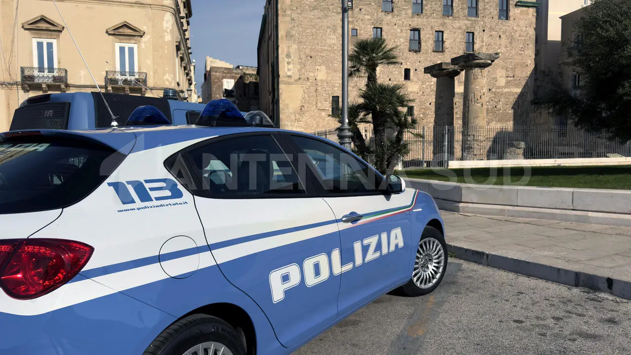 Polizia a Taranto (foto Todaro/AntennaSud)