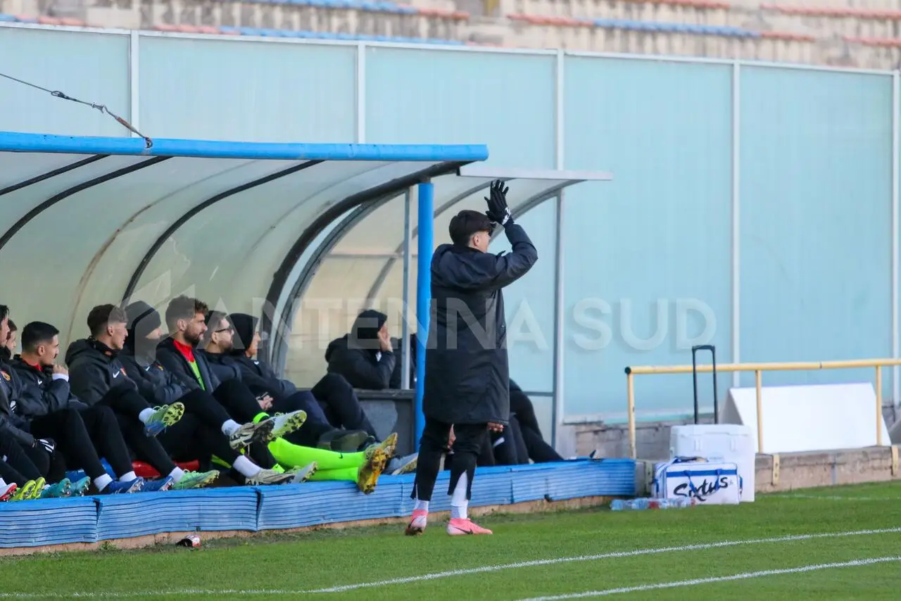 Antonio Ferrara saluta la Curva Nord (foto Massimo Todaro / Antenna Sud)