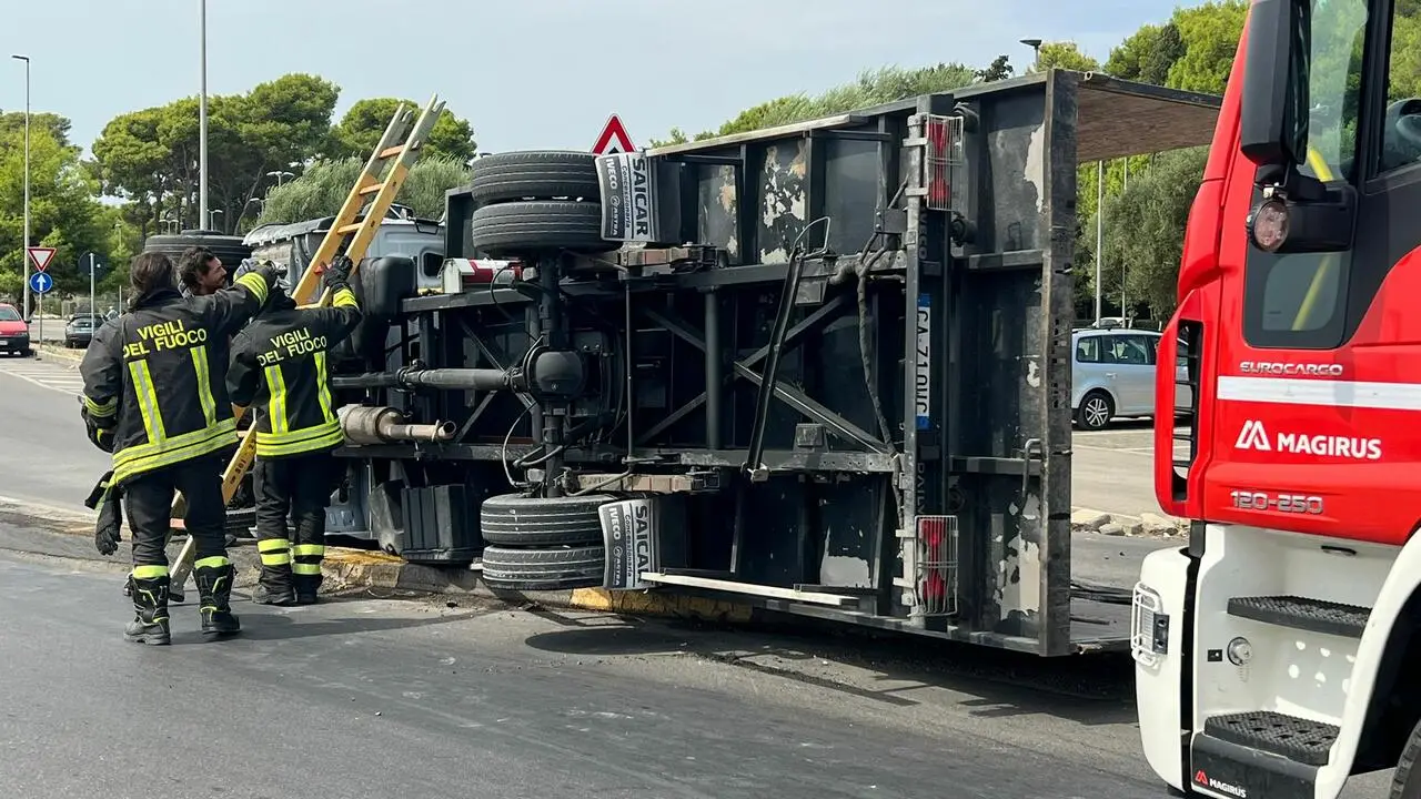 Camion si ribalta alla rotatoria di Parco Cimino (foto Francesco Manfuso)