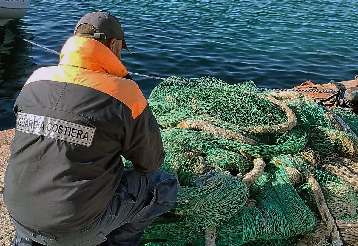 Pesca illegale nel Mar Grande di Taranto