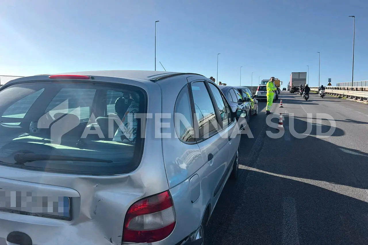 Maxi tamponamento sul ponte Punta Penna