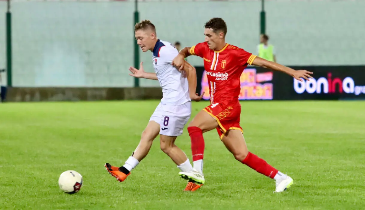 Garofalo contende un pallone a Fiorani (foto Antenna Sud | Massimo Todaro)
