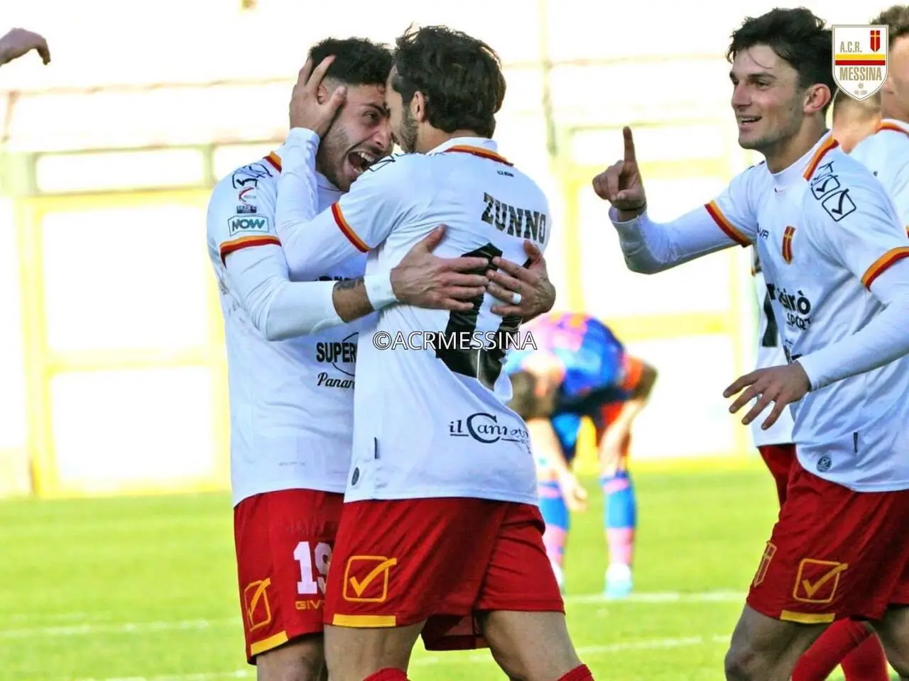 Giunta abbraccia Zunno dopo il gol decisivo (foto Acr Messina)