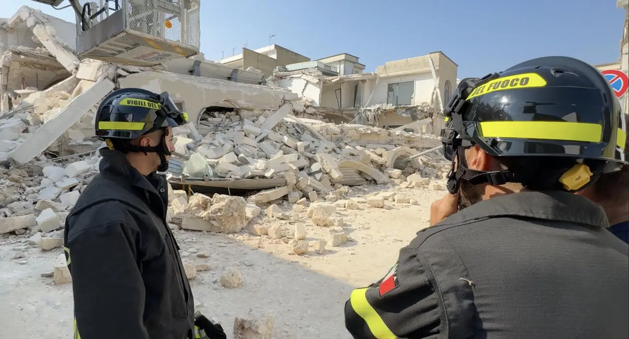 Lo stabile crollato a Latiano (foto Massimo Todaro)