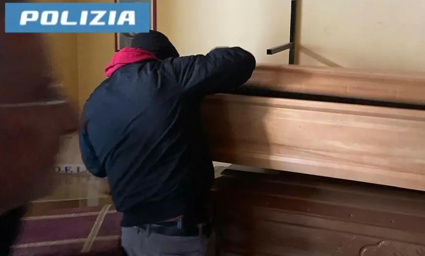 Nascondeva i "botti" in una bara: 27enne arrestato