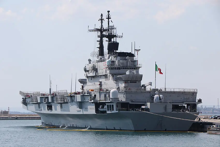 Nave Giuseppe Garibaldi (foto Massimo Todaro)