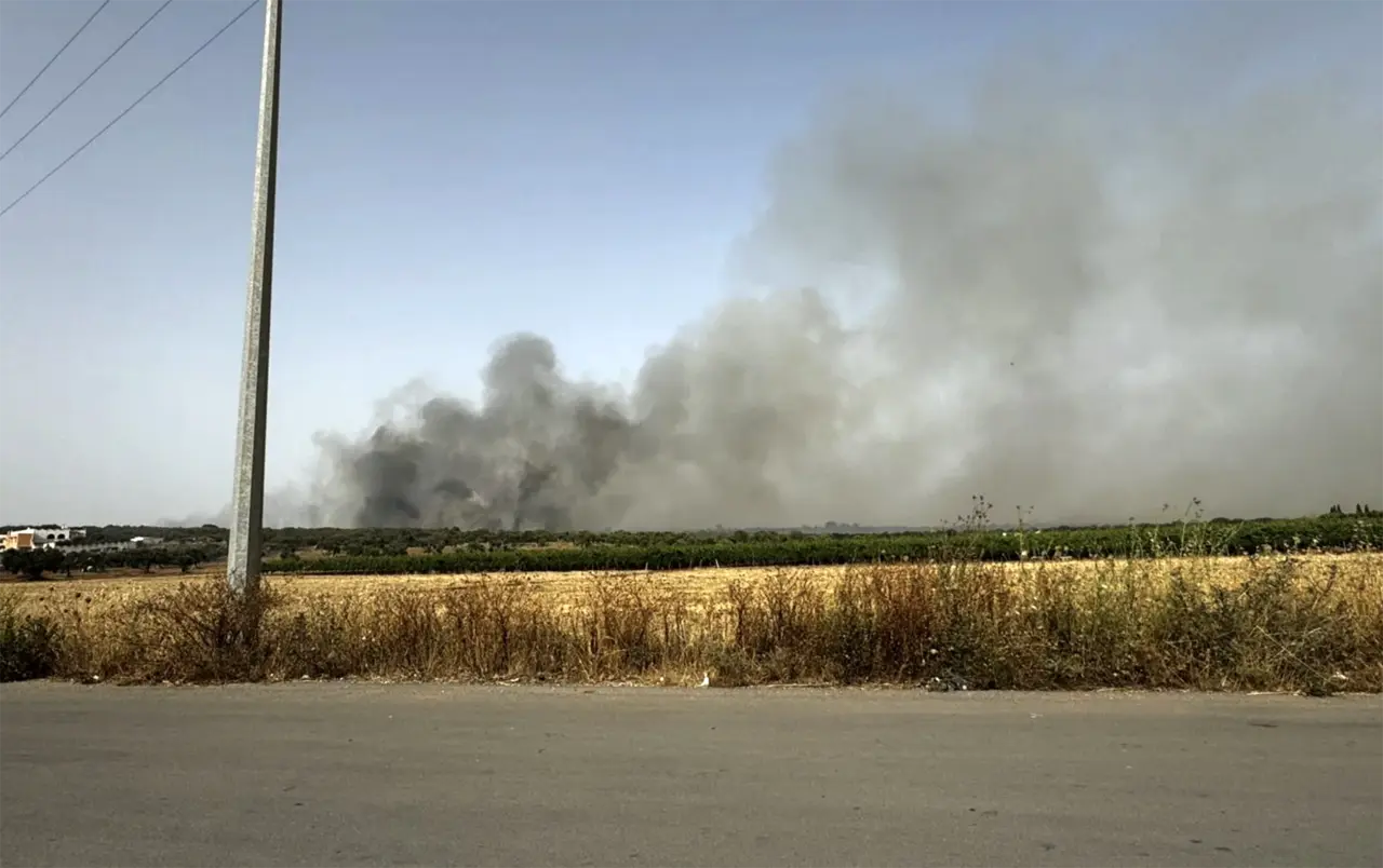 Vasto incendio a Maruggio