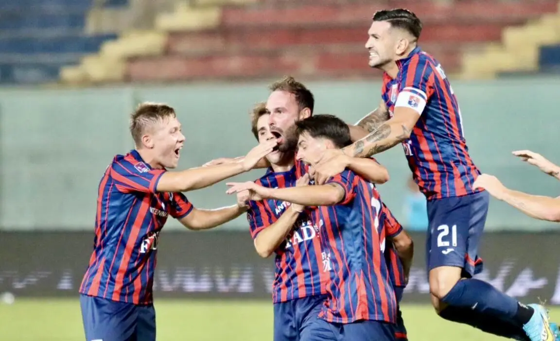 L’esultanza di Gianmarco Zigoni, abbracciato dai suoi dopo il gol (foto Massimo Todaro)