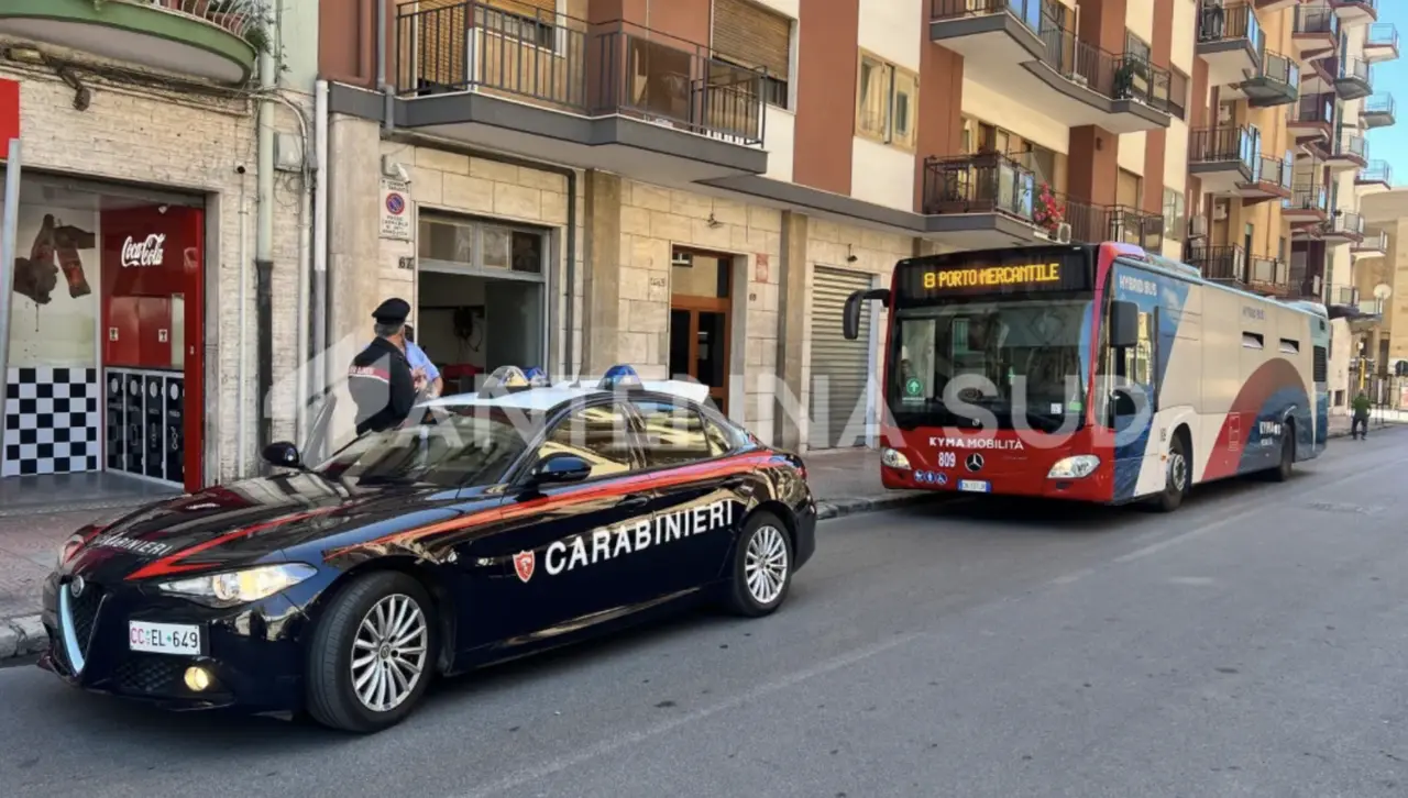 Follia sul bus a Taranto: rompe il vetro con una stampella!