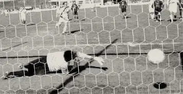 Il rigore di Deflorio nell'ultima vittoria del Taranto a Potenza: 9 aprile 2006