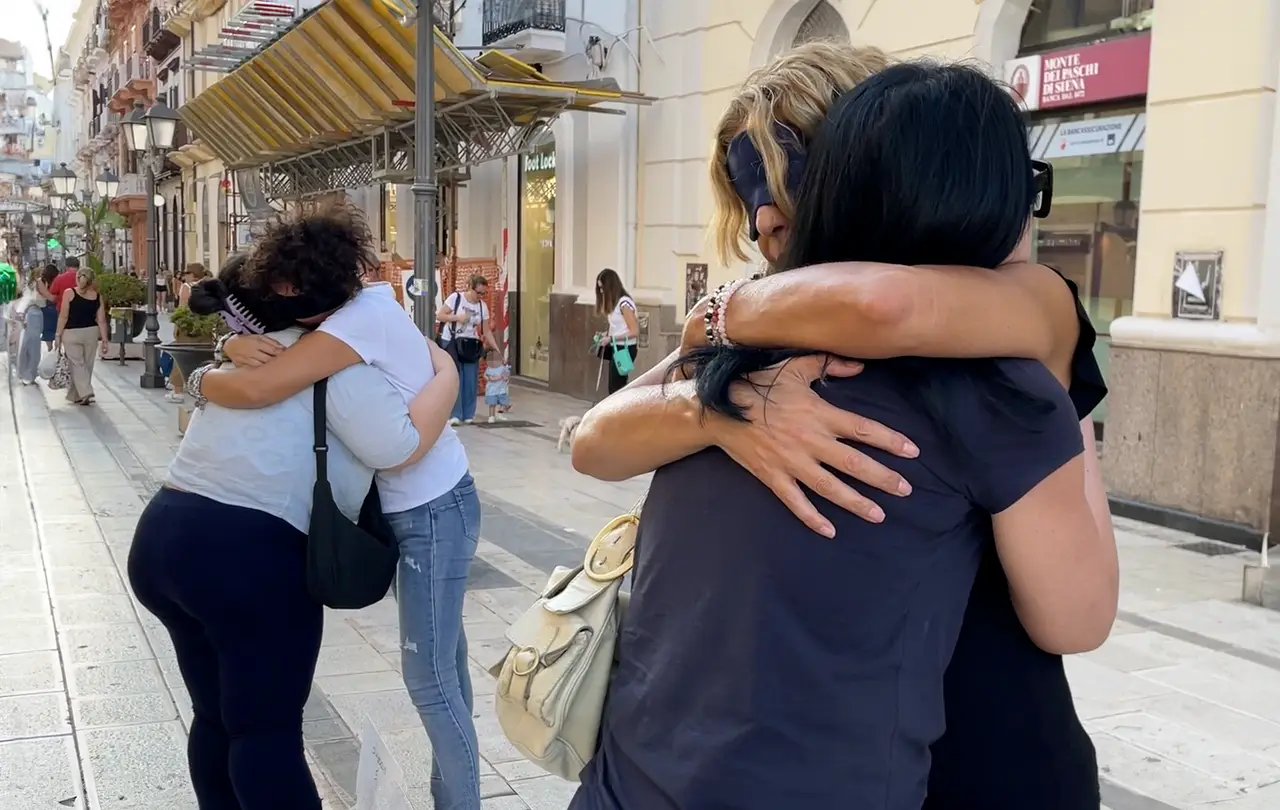 Flash mob dedicato all'abbraccio (foto Massimo Todaro)