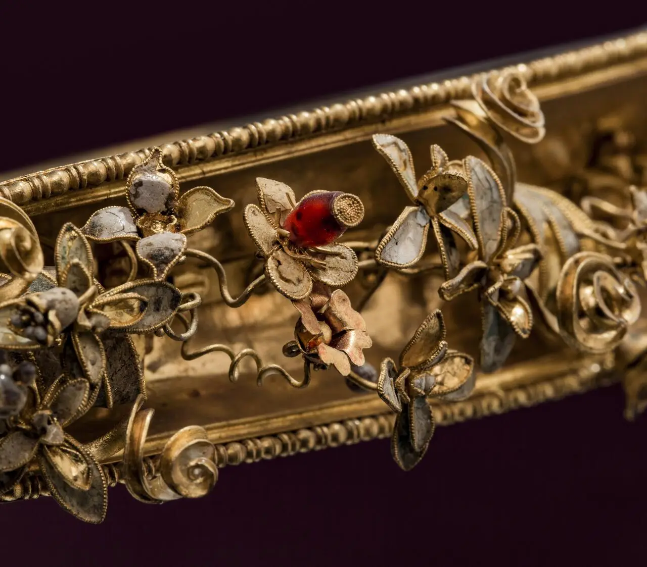 Diadema in oro di Opaka Sabaleida