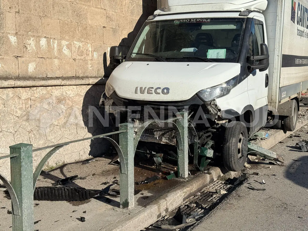 Incidente a Taranto su viale Ionio: camion abbatte pista ciclabile
