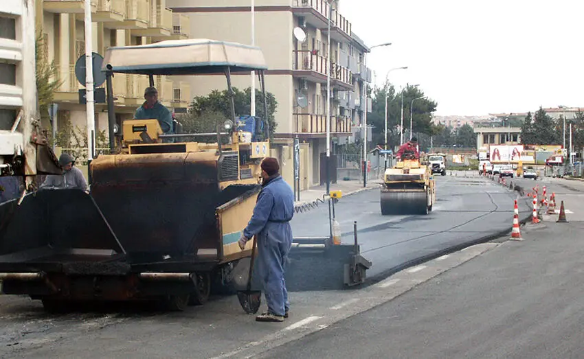 Asfaltatrice (foto Massimo Todaro)