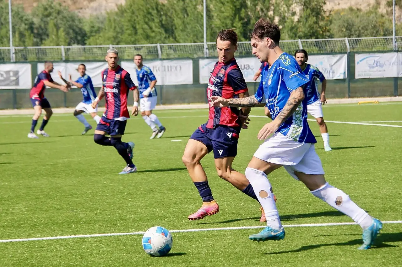 Vincenzo Potenza contrastato da Marino (foto USD Apice Calcio)