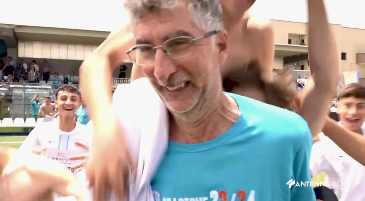 Il tecnico Luciano Montesardi ‘assalito’ dai suoi ragazzi dopo il successo sul Perugia