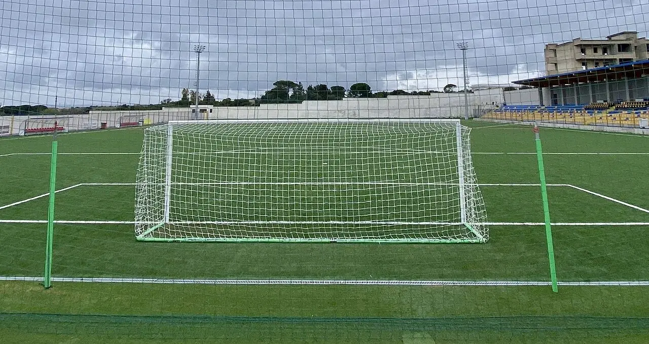 Lo stadio Rizzo con la porta ripristinata (foto Antenna Sud)