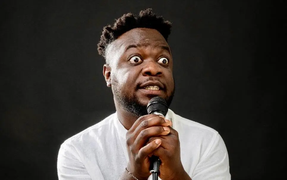 Nathan Kiboba, cabarettista di colore capace di “distruggere” i pregiudizi razziali con una risata